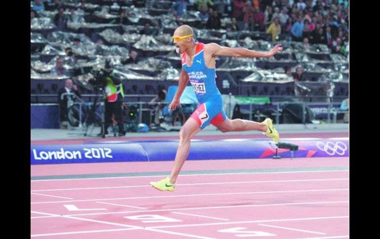 Regresa por sus fueros. El ''Superman'' Sánchez celebra tras ganar en el Estadio Olímpico la prueba de los 400 metros con vallas. EFE  /