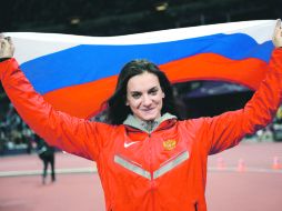 Feliz con el bronce. Yelena Isinbayeva podría participar en Alemania, en el Mundial de Atletismo. AFP  /