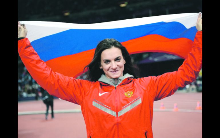 Feliz con el bronce. Yelena Isinbayeva podría participar en Alemania, en el Mundial de Atletismo. AFP  /