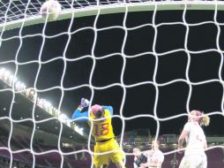 Gol agónico. La portera de Canadá, Erin Mcleod, observa el balón en el fondo de su portería, tras el remate de Alex Morgan. AP  /