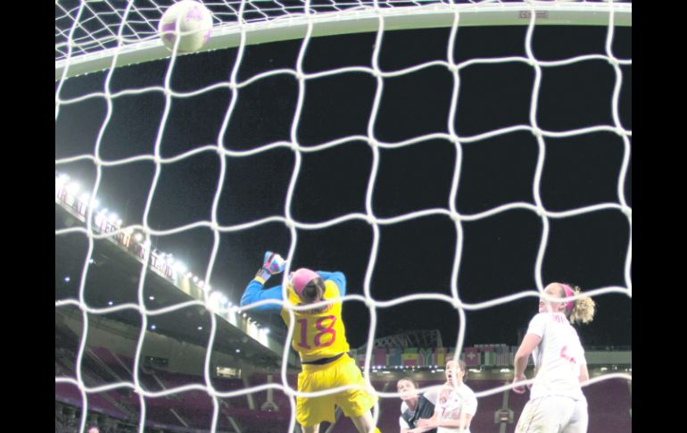 Gol agónico. La portera de Canadá, Erin Mcleod, observa el balón en el fondo de su portería, tras el remate de Alex Morgan. AP  /