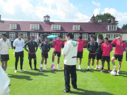 El timonel Luis Fernando Tena dialoga con los futbolistas en la última práctica que realizó el Tri, previo a la semifinal. FMF  /