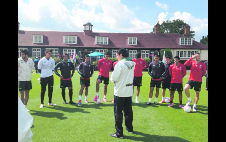 El timonel Luis Fernando Tena dialoga con los futbolistas en la última práctica que realizó el Tri, previo a la semifinal. FMF  /