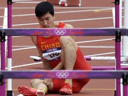 Liu Xiang, al momento de sufrir el golpe en la clasificación de los 100 metros con vallas. AP  /