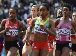 El primer heat clasificatorio, donde participa Sandra López, es ganada por la etiope Dibaba (al centro). AFP  /