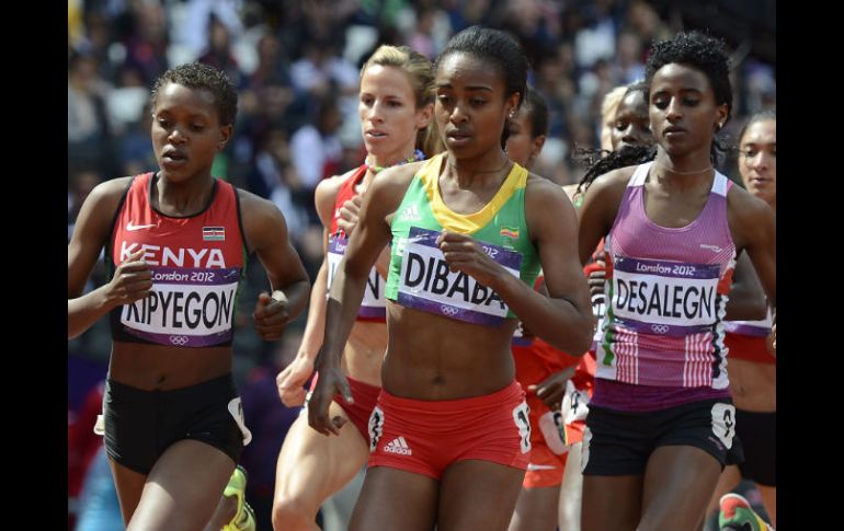 El primer heat clasificatorio, donde participa Sandra López, es ganada por la etiope Dibaba (al centro). AFP  /