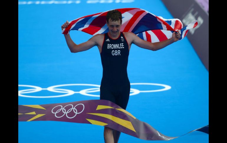 Alistair Brownlee supera al español Gómez Noya, plata, y a su hermano Jonathan, que gana el bronce pese a ser penalizado. AFP  /