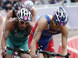 Grajales (iz) pedalea al lado del español Mario Mola. EFE  /