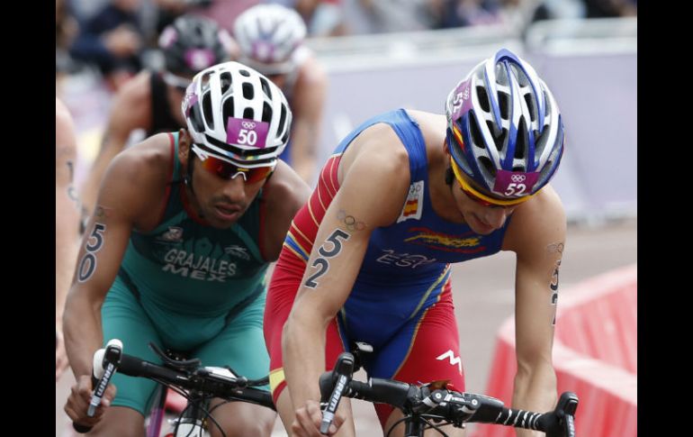 Grajales (iz) pedalea al lado del español Mario Mola. EFE  /