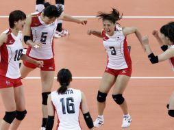 El equipo japonés celebra la cardiaca victoria contra las medallistas de bronce en 2008. AP  /