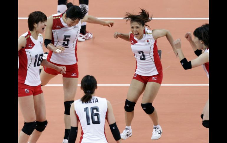 El equipo japonés celebra la cardiaca victoria contra las medallistas de bronce en 2008. AP  /