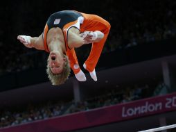 Zonderland, en parte de su rutina que levantó de los asientos a los espectadores del North Greenwich Arena. AFP  /