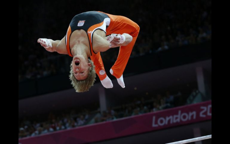 Zonderland, en parte de su rutina que levantó de los asientos a los espectadores del North Greenwich Arena. AFP  /