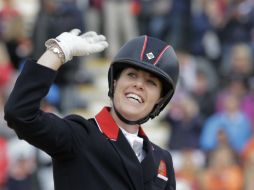 Charlotte Dujardin celebra tras la competencia por equipos. AP  /