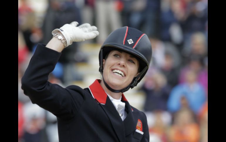 Charlotte Dujardin celebra tras la competencia por equipos. AP  /