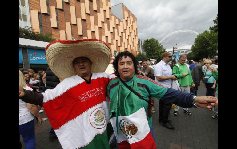 Los aficionados mexicanos llegaron en buen número a Wembley. NTX  /