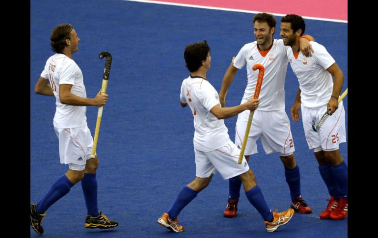 Los holandeses celebran un gol en su último partido de la fase de grupos contra Corea del Sur. AP  /