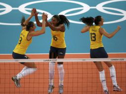 El equipo sudamericano celebra un punto en el duro partido contra las rusas. REUTERS  /