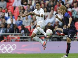 El técnico de Chivas apalude a Marco Fabián (centro) por el gol anotado. REUTERS  /