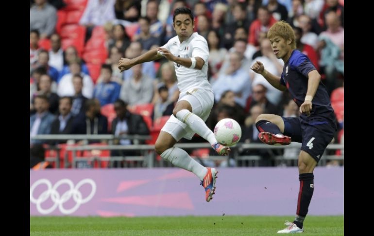 El técnico de Chivas apalude a Marco Fabián (centro) por el gol anotado. REUTERS  /