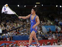 Kim Hyeon-woo celebra ondeando una bandera de su país. AP  /