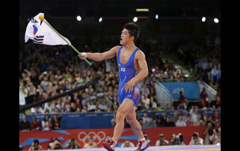 Kim Hyeon-woo celebra ondeando una bandera de su país. AP  /