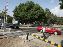 El túnel permitirá a los automovilistas librar el paso del ferrocarril. ARCHIVO  /