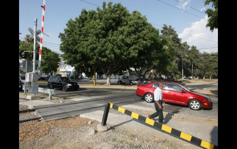 El túnel permitirá a los automovilistas librar el paso del ferrocarril. ARCHIVO  /