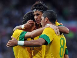 Oscar (izquierda) Neymar (centro) y Rómulo (R) celebran su pase a la final del futbol, varonil. AFP  /