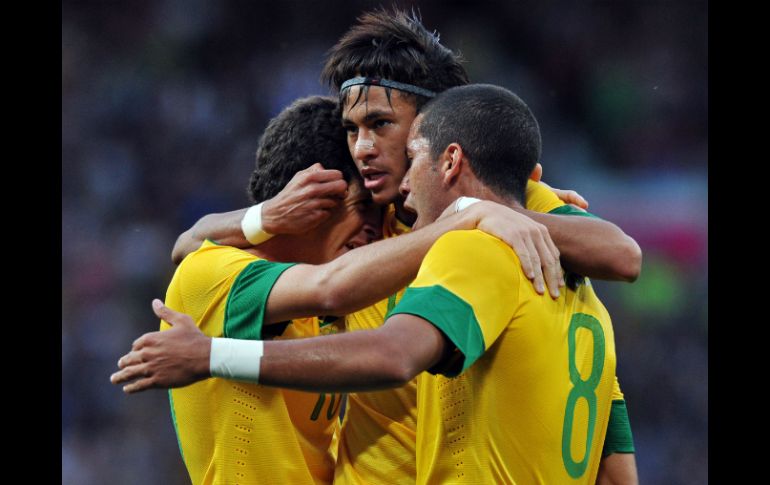 Oscar (izquierda) Neymar (centro) y Rómulo (R) celebran su pase a la final del futbol, varonil. AFP  /