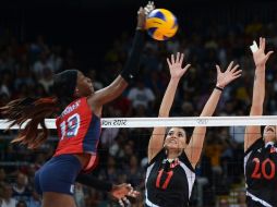 Destinee Hooker (i) lideró a Estados Unidos con 19 puntos. EFE  /