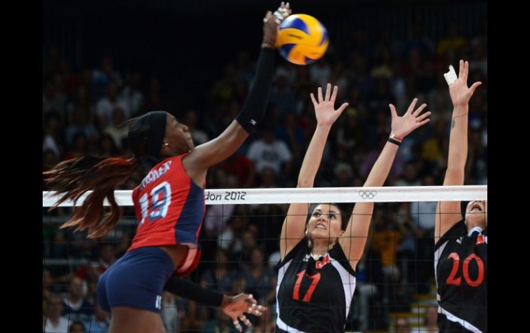 Destinee Hooker (i) lideró a Estados Unidos con 19 puntos. EFE  /