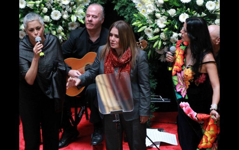 Eugenia León, Tania Libertad y Lila Downs, ofrecen un recital a Chavela, durante el homenaje en el Palacio de Bellas Artes. NTX  /