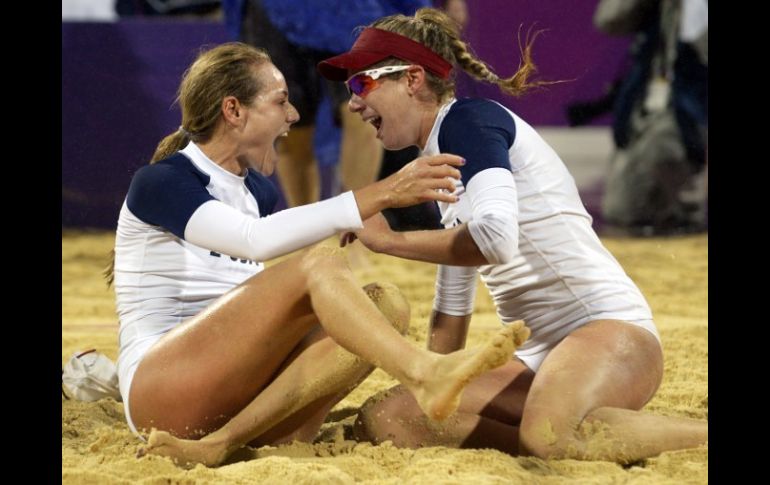 April Ross (d) y Jennifer Kessy, una de las parejas de EU que pasan a la final, celebran su victoria ante Brasil. AFP  /