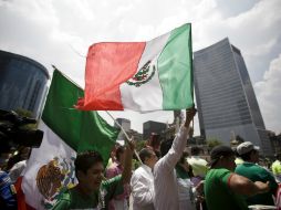 Aficionados al futbol acudieron al momumento del Ángel de la Independencia a celebrar la victoria de México. XINHUA  /