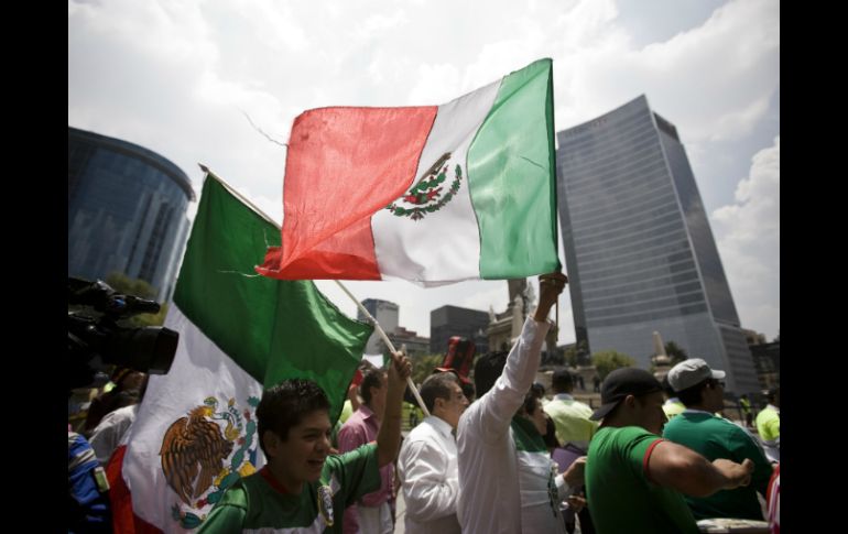 Aficionados al futbol acudieron al momumento del Ángel de la Independencia a celebrar la victoria de México. XINHUA  /