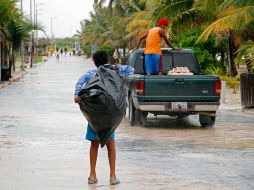 La policía evacua a residentes de El Majahual, en Quintana Roo, ante el impacto del huracán ''Ernesto''. AP  /