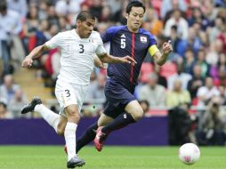 Carlos Salcido (i) disputa el balón con Maya Yoshida (d) durante el partido de semifinal ante Japón. REUTERS  /