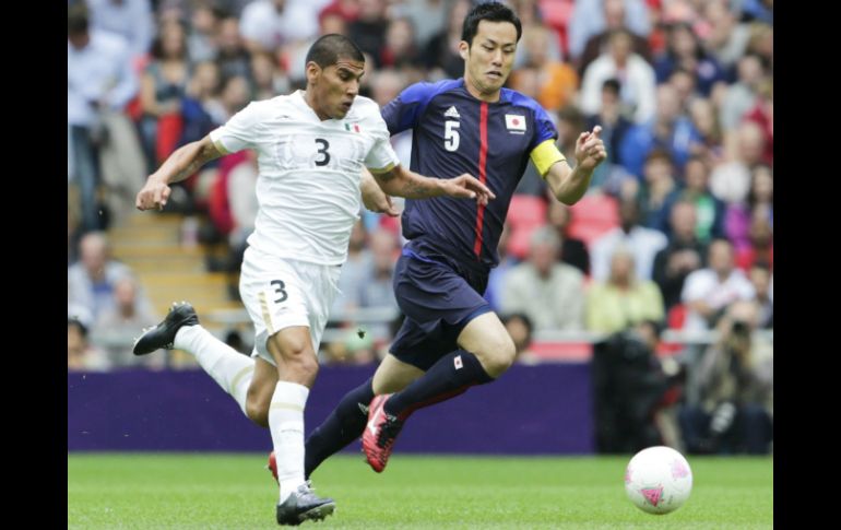 Carlos Salcido (i) disputa el balón con Maya Yoshida (d) durante el partido de semifinal ante Japón. REUTERS  /