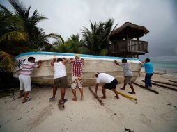 Habitantes empujan una lancha para resguardarla en Mahahual, Quintana Roo, donde se espera la entrada del huracán. REUTERS  /