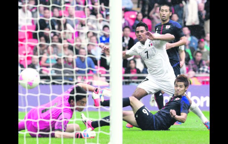 El volante del Tricolor, Javier Cortés, anota el tercer gol de México cuando el partido agonizaba y selló el pase del Tri a la final.AP  /