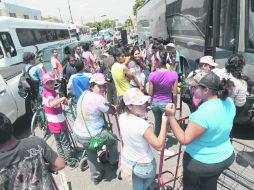 Los vecinos de las colonias tapatías se organizan con ''diablitos'' para hacer viajes de maletas y atender a los recién llegados.  /