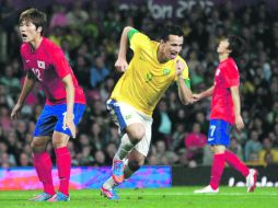 El brasileño Leandro Damiao festeja una de sus dos anotaciones, ante la sorpresa del defensa coreano Hwang Seok-ho. REUTERS  /