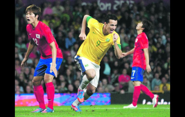 El brasileño Leandro Damiao festeja una de sus dos anotaciones, ante la sorpresa del defensa coreano Hwang Seok-ho. REUTERS  /