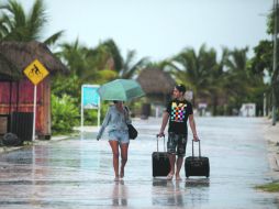 Prevención. Turistas dejan el hotel en Mahahual para resguardarse en uno de los refugios instalados. EL UNIVERSAL  /