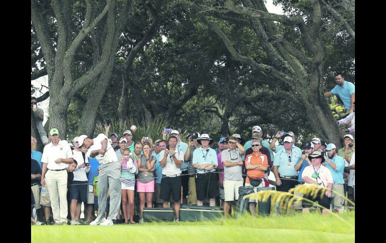 Tiger Woods realiza su tiro de salida en el hoyo 7 del Ocean Course en Kiawah Island. AFP  /