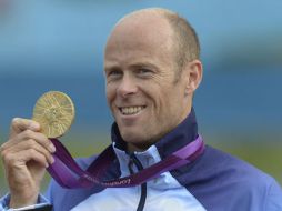 El canoísta celebra la consecución de su medalla en la ceremonia de premiación. EFE  /