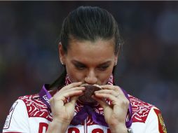 Yelena besa su medalla de bronce en el podio. REUTERS  /