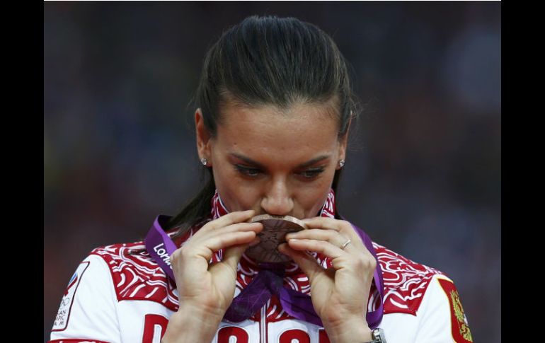 Yelena besa su medalla de bronce en el podio. REUTERS  /