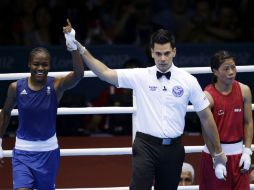 El réferi le levanta el brazo de ganadora a Nicola Adams (de azul). AP  /